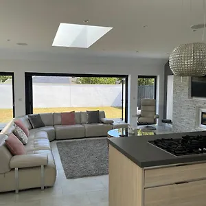  Holiday home Perfect 4 Bedroom 2 Bathroom United Kingdom